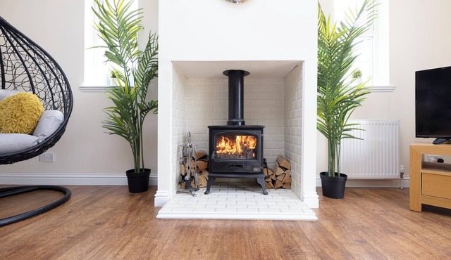 JOIVY Greenknowes Cottage W/Hot Tub & Fireplace