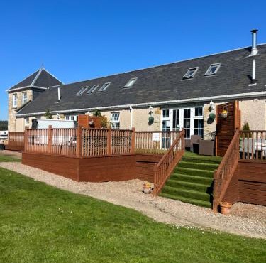 JOIVY Greenknowes Lodge with Hot Tub and Wood Burning Stove