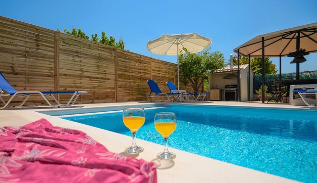 Jokos in Roda: Cozy 2-Storey Home Near Agnos Beach