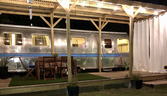 Jolene's Airstream: Enjoy lake views sitting on the porch with lake/dock access