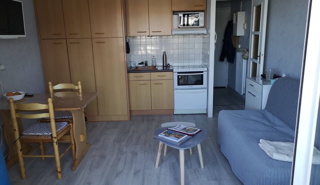 Joli Appartement Avec Chambre Séparée et Grande Loggia à 200m de la Plage