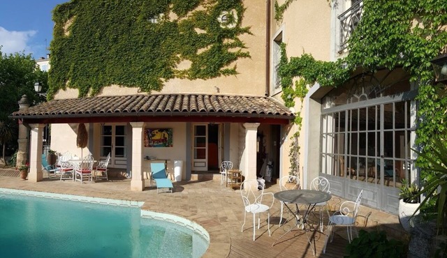 Joli Appartement en Bord de Piscine, Dans un Domaine Clos et Paisible