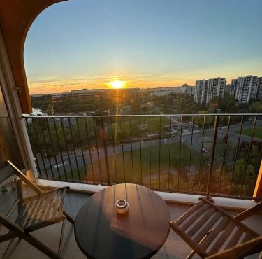 Joli appartement vu Lac Metro