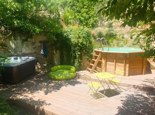 Joli Coin De Verdure Avec Piscine