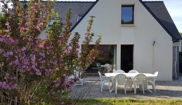 Joli Cottage en Pierres Debouts Dans un Beau Jardin Fleuri Proche Plage