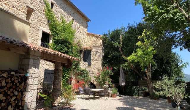 Joli mas Authentique en Pierre Niché Dans un Hameau à Rochegude, Gard