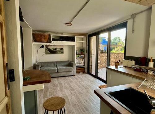 Joli studieux lumineux et aménagé avec accès piscine