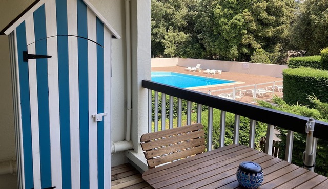 Joli Studio à Vert Bois Avec une Piscine , Proche Plage