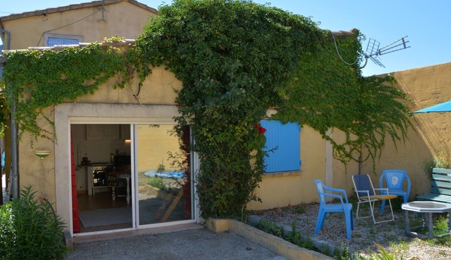 Joli Studio Avec Terrasse, Jardin et Piscine