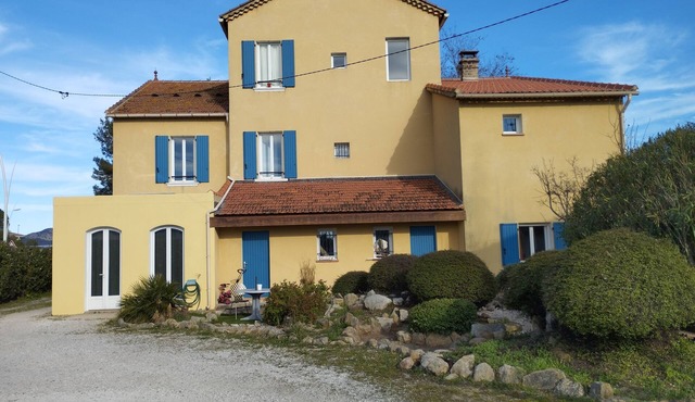 Joli T1 , 36m2, sur Terrain de 1700m2, Proche Commerces et Plages