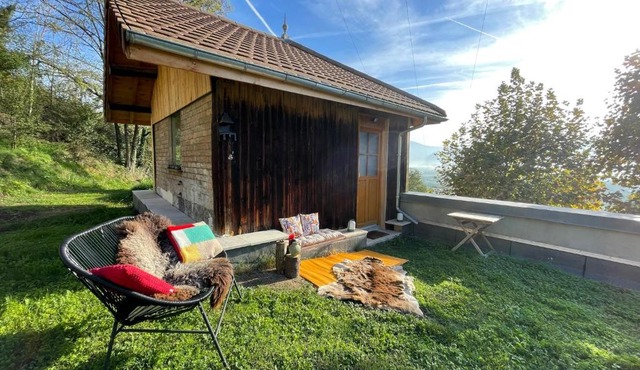 Jolie cabane avec jacuzzi pour les amoureux de la nature
