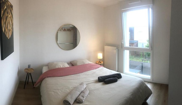 Jolie chambre avec salle de bain partagée dans maison avec jardin