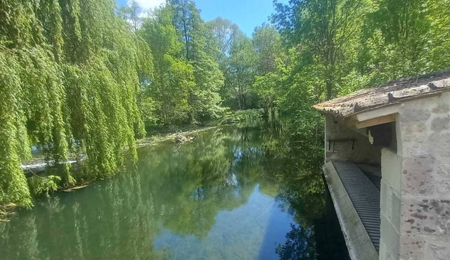 Jolie Charentaise Avec spa aux Pieds D'un Château