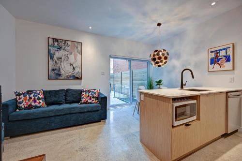 Jolie Condo Great Location 2BD presented by TripMontreal I