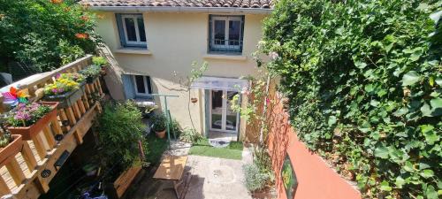 Jolie dépendance avec cour intérieure 2 chambres 3 places