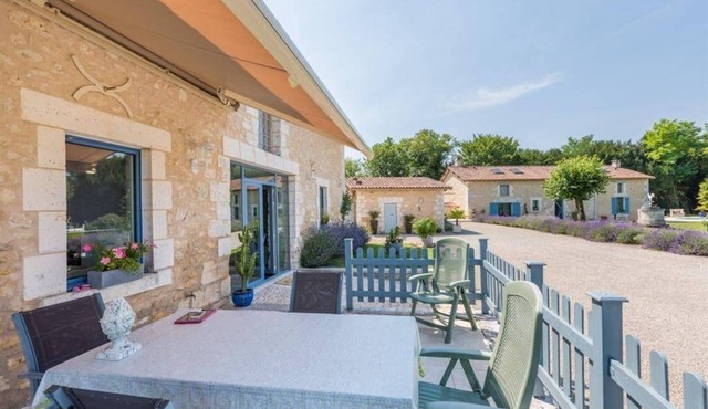 Jolie Gîte DE Charme EN Pierre Avec Piscine Chauffée Privée Pour 8 Personnes