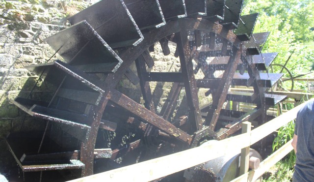 Jolie longére moulin à eau avec roue en action.
