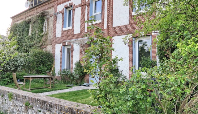 Jolie Maison de Village Avec Jardin, Proche mer