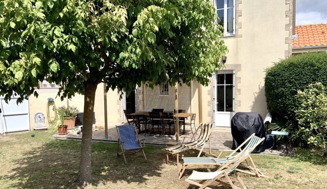 Jolie Maison Avec Jardin Clos Proche de Locéan et des Commerces