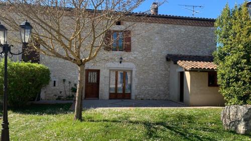 Jolie maison avec cheminée, à la campagne