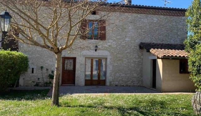 Jolie Maison Avec Cheminée, à la Campagne