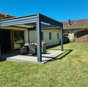 Jolie maison avec jardin et pergola