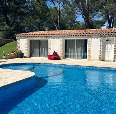 Jolie maison avec vue sur piscine