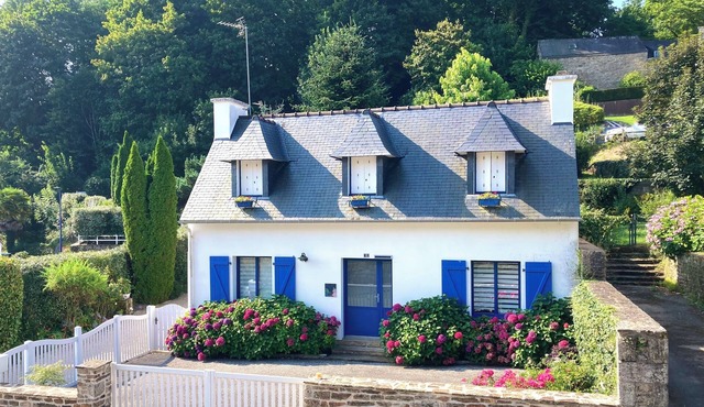 JOLIE MAISON BLEUE In the center of pont aven near shops and museum