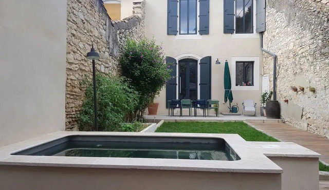 Jolie Maison de Ville Avec Bassin et Garage