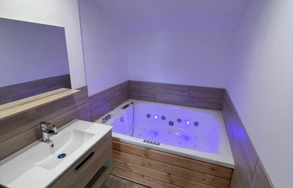 Jolie maison en pierre esprit chalet avec Jacuzzi