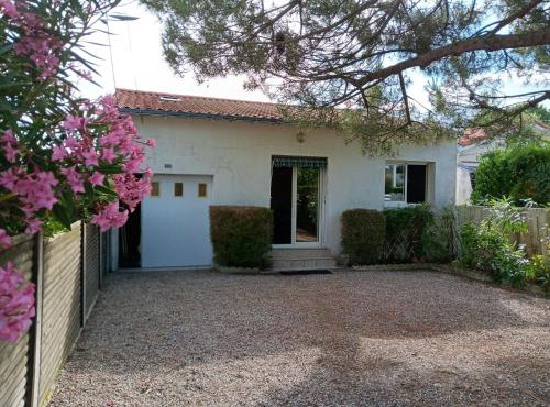 Jolie Villa 3 Étoiles, 2 Chambres, Jardin Près Plage - FR-1-476-62