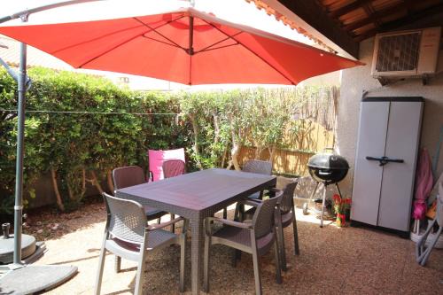 Jolie villa d'angle, séjour climatisé, 4 couchages, terrasse parking dans résidence sécurisée avec piscine commune 400m de la mer LRJP11