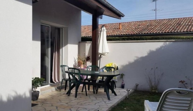 Jolie villa individuelle meublée de plein pied avec jardin