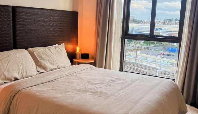 Jolimont Views - Centrally located top floor apt overlooking MCG/Rod Laver