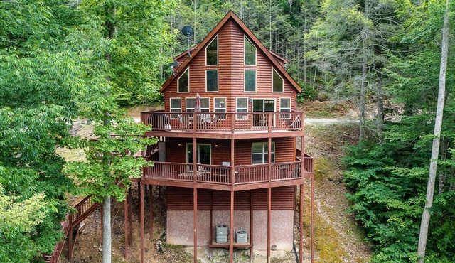 Jolly Mon-Lakefront cabin w/private dock & hot tub, community pool