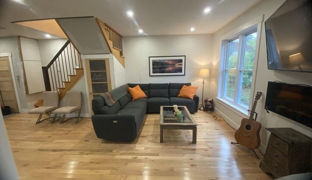 Joly Home in the heart of Chelsea village. Near all the amenities.