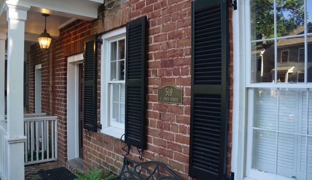 Jones Street 5 Star HGTV inspired Carriage House Historic Savannah! Dogs Ok