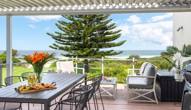 Jones Waterfront Beach Escape - Ideal for families and groups with direct beach access