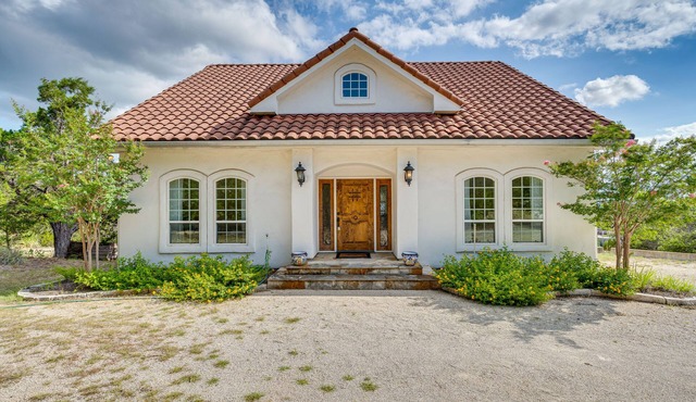 Jonestown Retreat w/Deck: 6 Mi to Lake Travis!