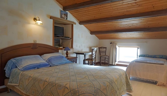 Jonquille Guest Room