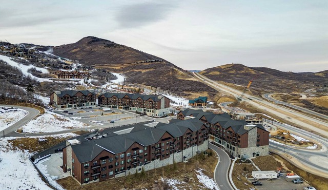 Jordanelle Sunrise Modern Condo, Gondola Access, Year-round Outdoor Fun