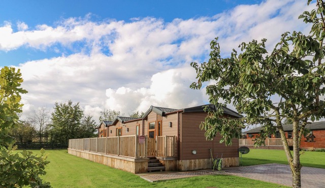 JORVIK LODGE, with hot tub in Wilberfoss