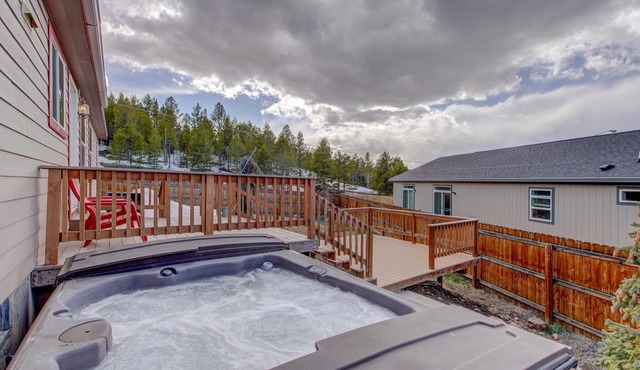 Josephine House- PET FRIENDLY-15 Min to Ski Cooper w/HOT TUB!
