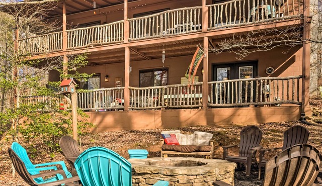 'Joshua’s Lodge' w/Hot Tub + Mountain Views!