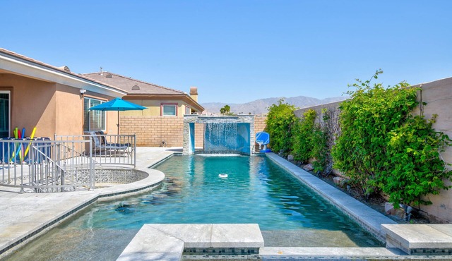Joshua Tree Escape: Pool Spa BBQ & Sleeps 12!