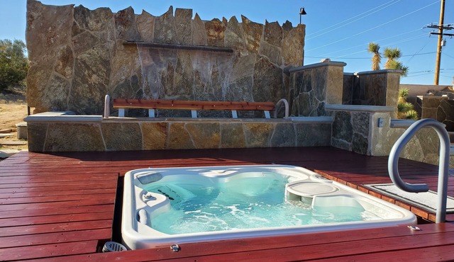 Joshua Tree Home Home Fountain Oasis & Spa w/360 Views