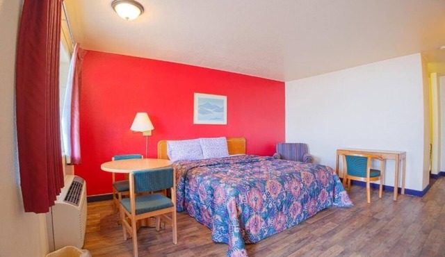Journey Near I-10 Highway In Pet Friendly Guest Room