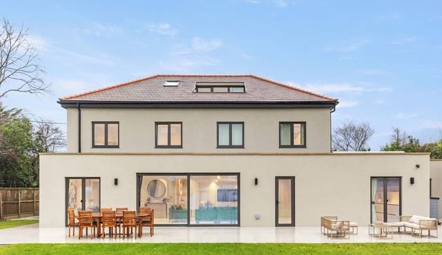 Joy Lane Mansion—Luxe Stay, Poolside Fun & Comfort