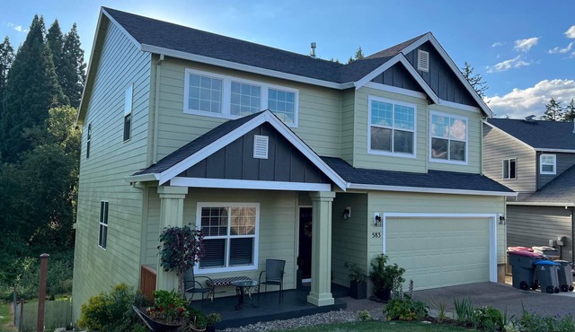 JOY' Large Serene Creekside Home awaits you!