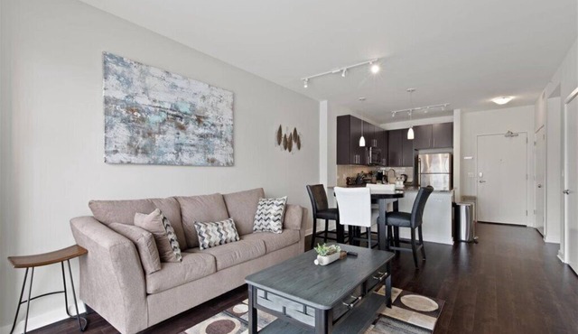 "Joy of Evanston" 1BDR, KING EXEC Suite, pool+Gym